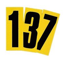 Figura di pasta nera con sfondo giallo